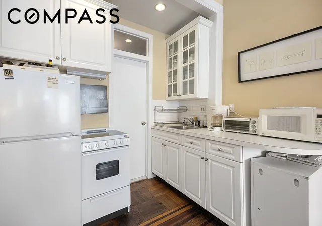 Listing Photo 4 - Condo for sale in building located at 119 W 80Th St, New York City, NY 10024 - Unit #3F