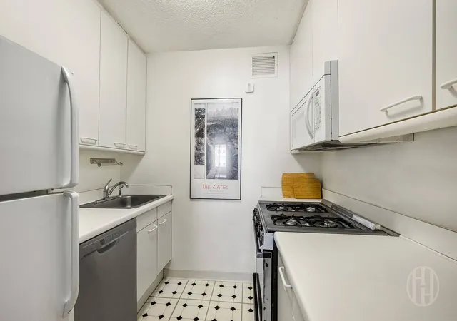 4th image of 280 Rector Pl #3E, New York, NY 10280 | MLS# RLS20090248