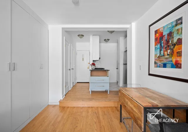 Listing Photo 3 - Condo for sale in building located at 160 W 85Th St, New York City, NY 10024 - Unit #1A