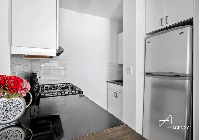 Listing Photo 4 - Condo for sale in building located at 160 W 85Th St, New York City, NY 10024 - Unit #1A