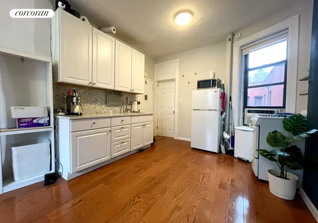 3rd image of 349 W 44Th St, New York City, NY 10036