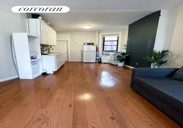4th image of 349 W 44Th St, New York City, NY 10036