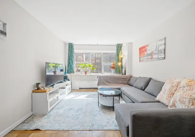 2nd image of 153 E 57Th St, New York City, NY 10022