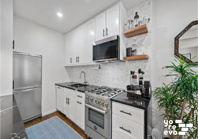 Photo 4 of House for sale at 2 Grove St #5E, New York, NY 10014 | MLS# RLS20091242 | Listing updated on 2026-07-12