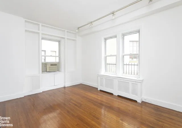 Listing Photo 4 - Condo for sale in building located at 133 E 64Th St, New York City, NY 10065 - Unit #3B