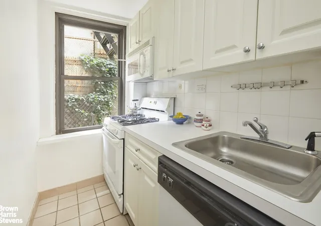 Listing Photo 4 - Condo for sale in building located at 210 E 73Rd St, New York City, NY 10021 - Unit #1E