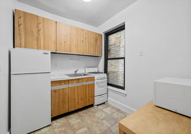 2nd image of 212 E 84Th St, New York, NY 10028