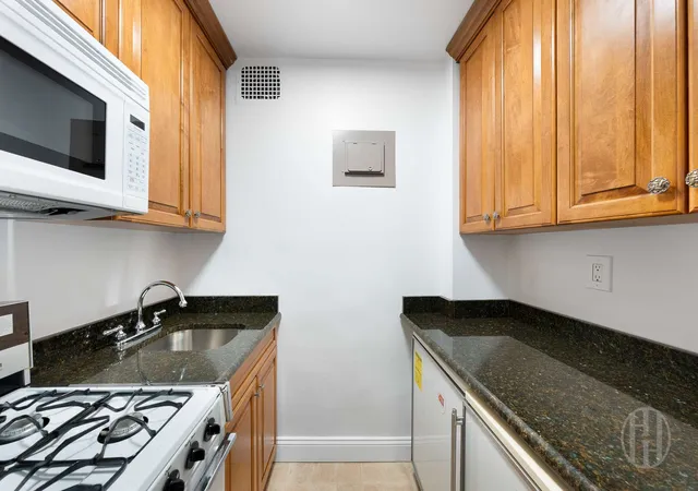 2nd image of 225 E 36Th St, New York, NY 10016