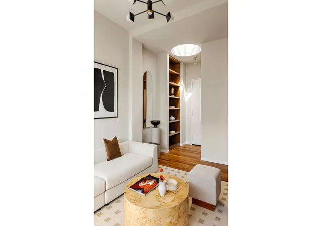 3rd image of 5 E 22Nd St, New York City, NY 10010