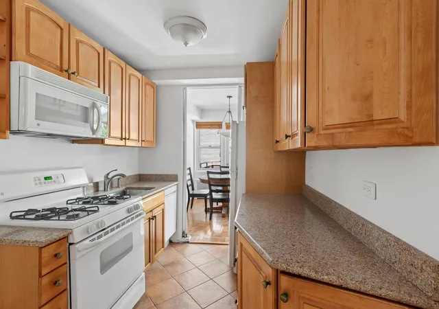 Photo 5 of Sale Pending at 415 E 52nd Street #3-EB, New York City, NY 10022 | MLS# RLS20096469 | Listing updated on 2026-09-01