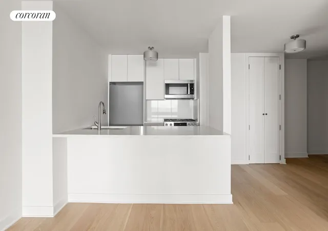 4th image of 200 Rector Pl, New York City, NY 10280