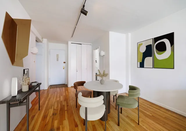 3rd image of 140 7Th Ave, New York, NY 10011