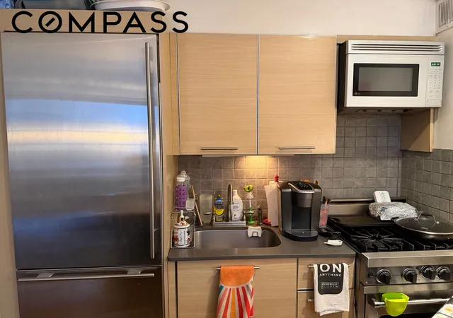 2nd image of 215 E 81St St, New York, NY 10028