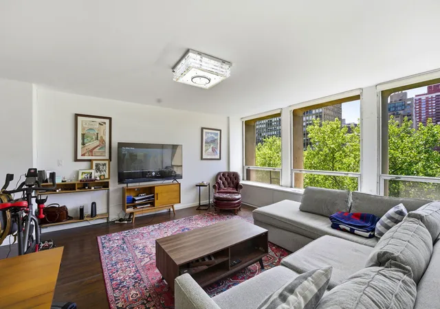 2nd image of 300 E 33Rd St, New York City, NY 10016