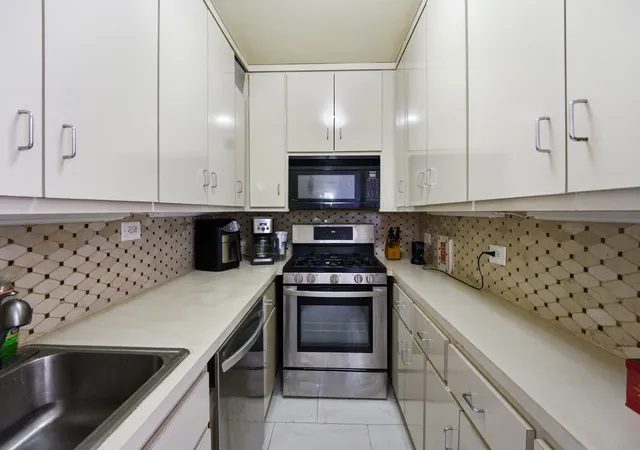 3rd image of 300 E 33Rd St, New York City, NY 10016