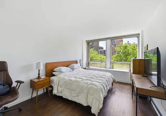 4th image of 300 E 33Rd St, New York City, NY 10016