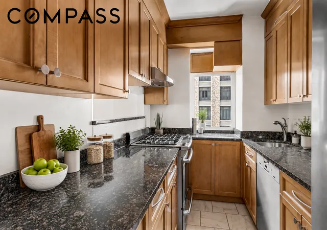Listing Photo 5 - Condo for sale in building located at 45 E End Ave, New York City, NY 10028 - Unit #11F