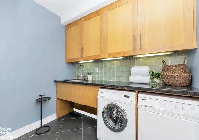 2nd image of 18 E 12Th St, New York, NY 10003