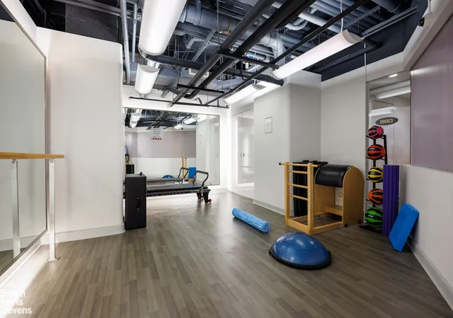2nd image of 880 5Th Ave, New York, NY 10021