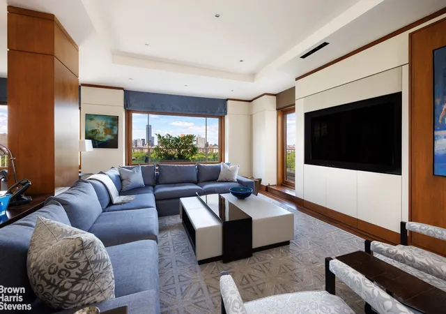 2nd image of 880 5Th Ave, New York City, NY 10021