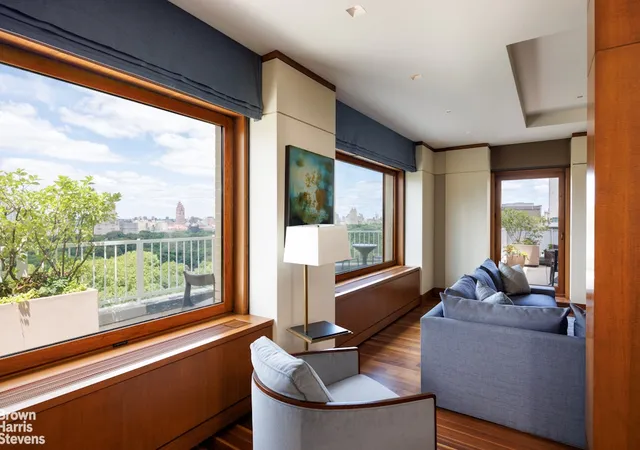 3rd image of 880 5Th Ave, New York City, NY 10021