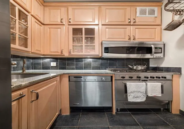 3rd image of 349 W 21st St, New York City, NY 10011