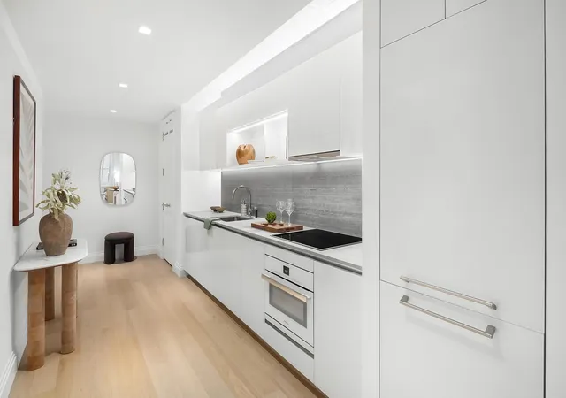 Photo 3 of Sale Pending at 1 Wall St #932, New York City, NY 10005 | MLS# RLS20101162 | Listing updated on 2026-08-03