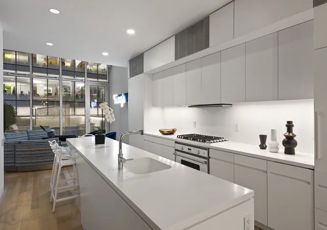 2nd image of 524 W 19Th St, New York City, NY 10011