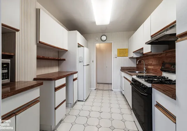 5th image of 3935 Blackstone Ave #10C, New York City, NY 10471 | MLS# RLS20102801