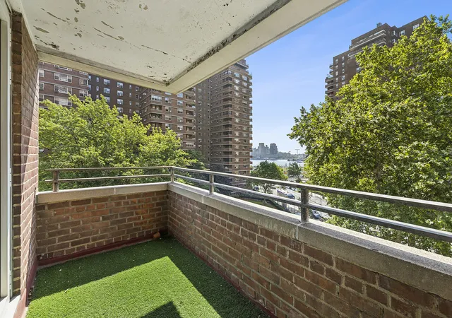 2nd image of 572 Grand St, New York, NY 10002