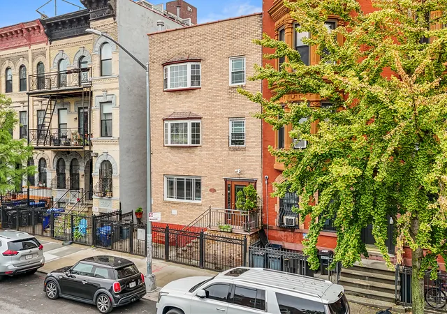 Listing Photo 4 - Condo for sale in building located at 154 Pulaski St, Brooklyn, NY 11206