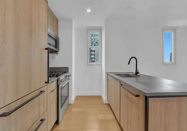 Listing Photo 5 - Condo for sale in building located at 42-02 Crescent St, New York, NY 11101 - Unit #12C
