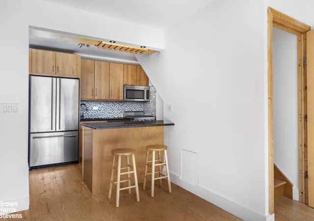 3rd image of 424 W 49Th St, New York City, NY 10019