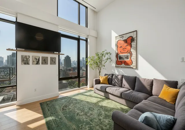 3rd image of 13-33 Jackson Ave, New York City, NY 11101