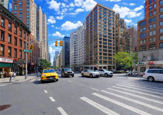 2nd image of 301 E 45Th St, New York City, NY 10017