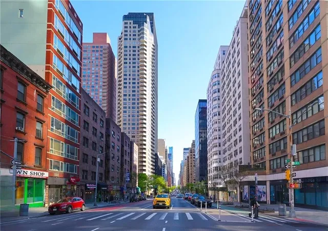 3rd image of 301 E 45Th St, New York City, NY 10017