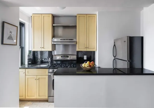 3rd image of 300 W 23Rd St #8G, New York City, NY 10011 | MLS# RLS20104548