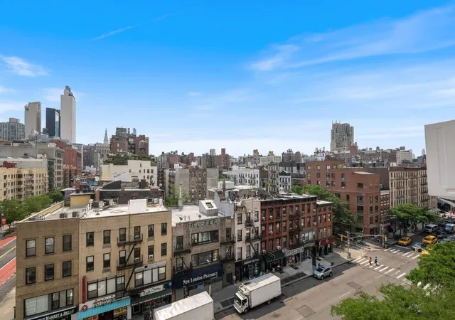 2nd image of 300 W 23Rd St, New York City, NY 10011