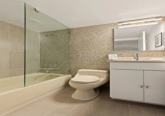 2nd image of 372 5Th Ave, New York City, NY 10018