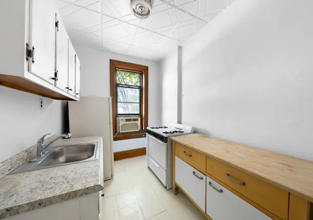 5th image of 707 Carroll St, New York City, NY 11215