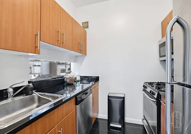 5th image of 20 West St #23J, New York City, NY 10004 | MLS# RLS20105369