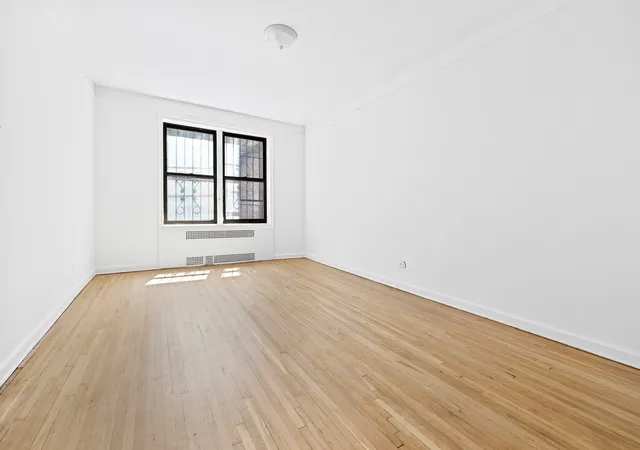 4th image of 20 Clinton St, New York City, NY 10002