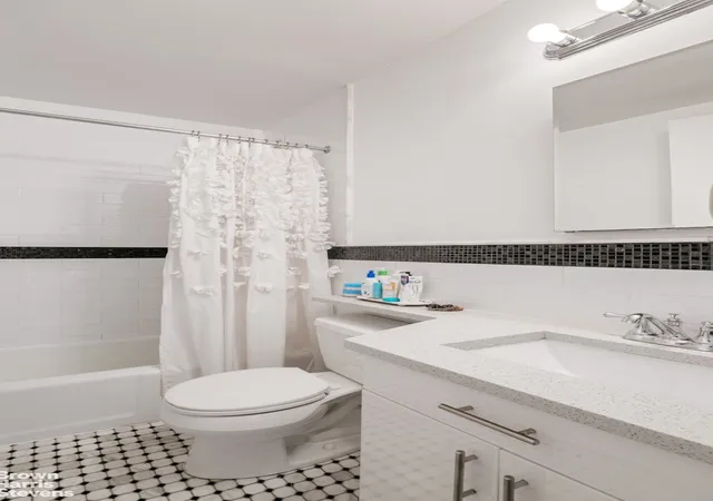 2nd image of 30 W 61St St, New York, NY 10023