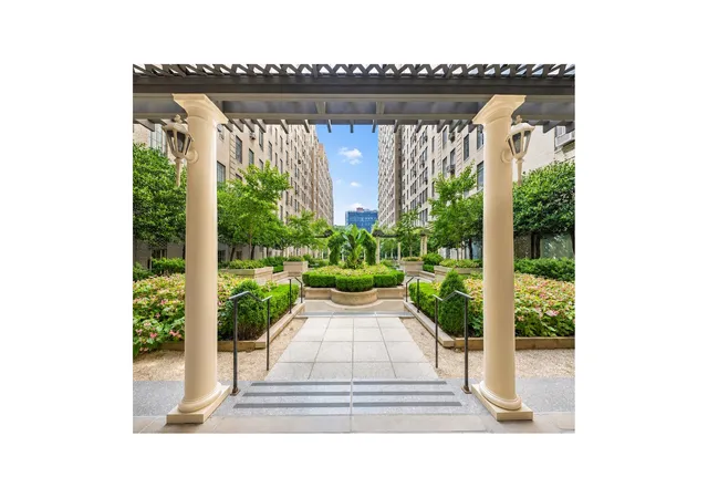 2nd image of 333 W 56Th St, New York City, NY 10019