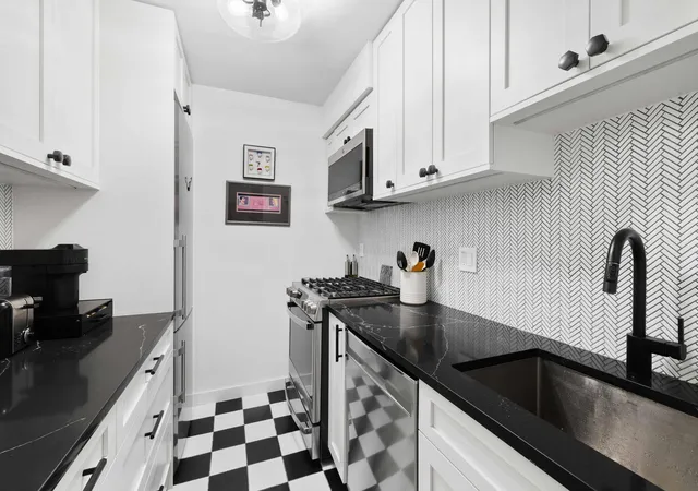 4th image of 160 W End Ave #20-H, New York City, NY 10023 | MLS# RLS20105898