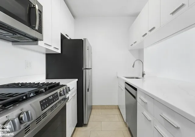3rd image of 500 W 43Rd St #15J, New York City, NY 10036 | MLS# RLS20105986