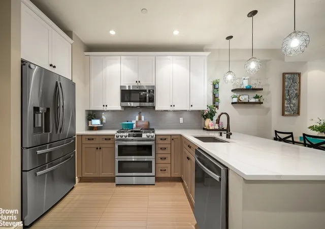 5th image of 30-11 21St St, New York, NY 11102