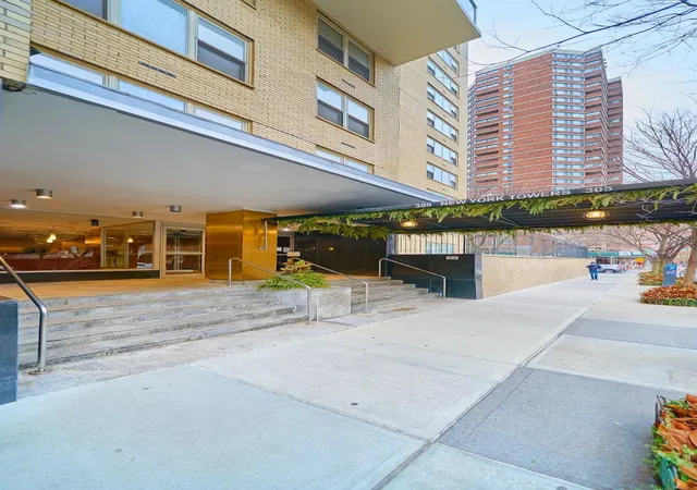 2nd image of 305 E 24Th St, New York City, NY 10010