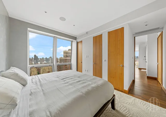 Photo 4 of House for sale at 400 5th Avenue #34A, New York City, NY 10018 | MLS# RLS20112017 | Listing updated on 2026-09-01