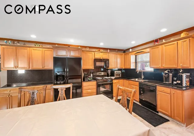 Photo 3 of Single family home for sale at 94 Giffords Ln, New York City, NY 10308 | MLS# RLS20119201 | Listing updated on 2026-10-05